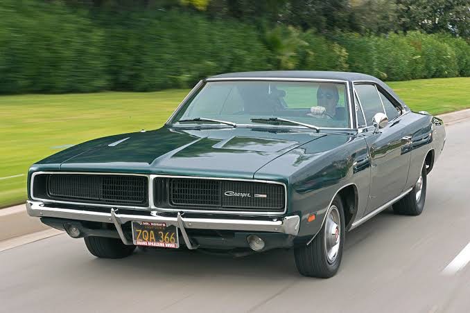 Темно-зелений Dodge Charger у русі